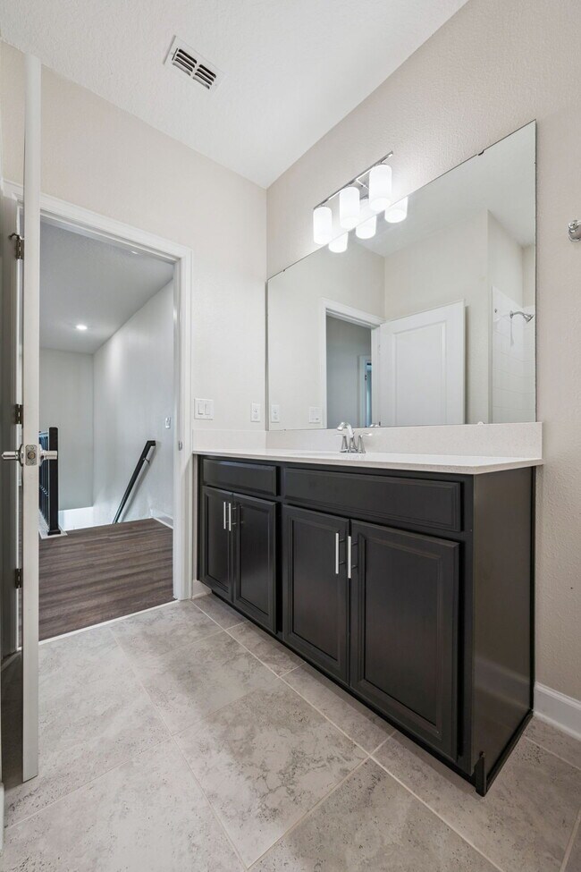 Building Photo - Spacious 3-Bedroom, 2.5 Baths Townhouse Retreat in Prime Orlando Location!