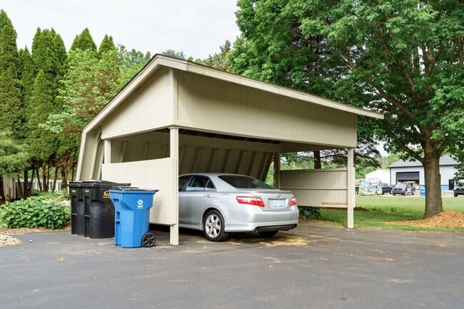 Building Photo - Spacious Duplex in Plainwell