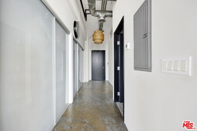 Building Photo - 315 E 8th St