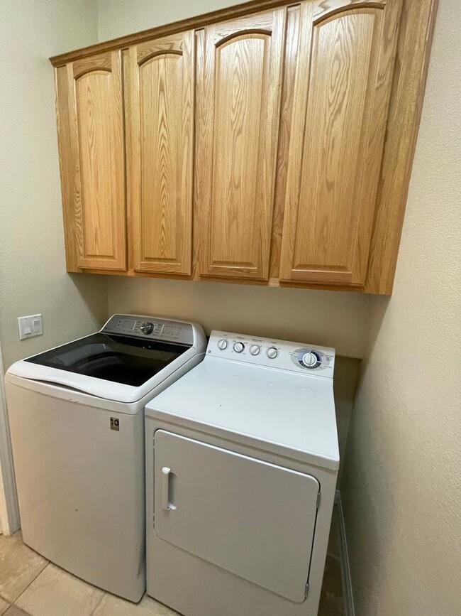 Building Photo - Apple Valley-Del Web Home, 2 Bedrooms,2 Ba...