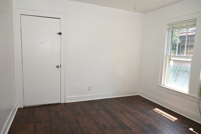 Building Photo - 2122 Yale Ave
