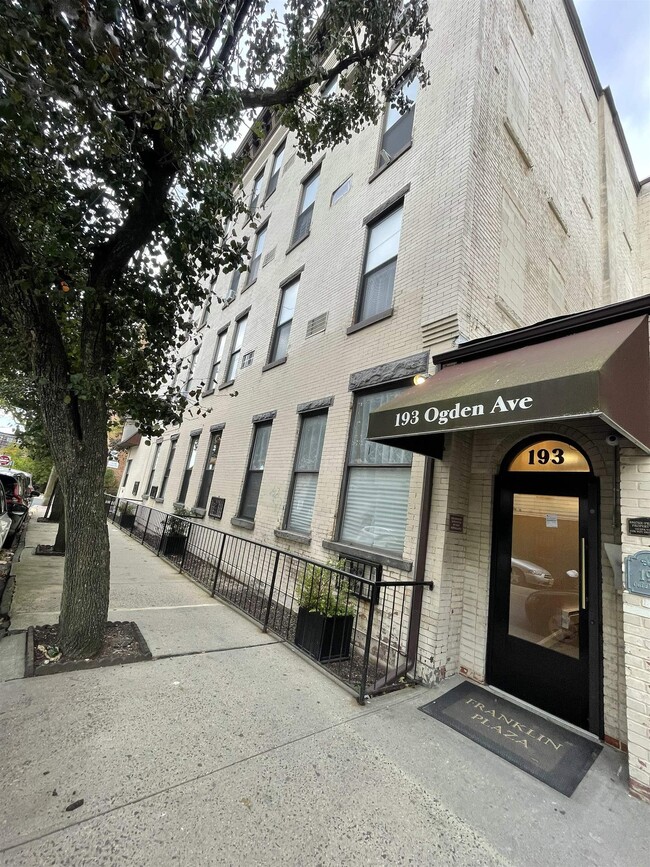 Primary Photo - 193 Ogden Ave.