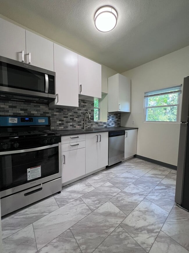 Building Photo - Updated 4BR 1.5 bath home with rear parking!