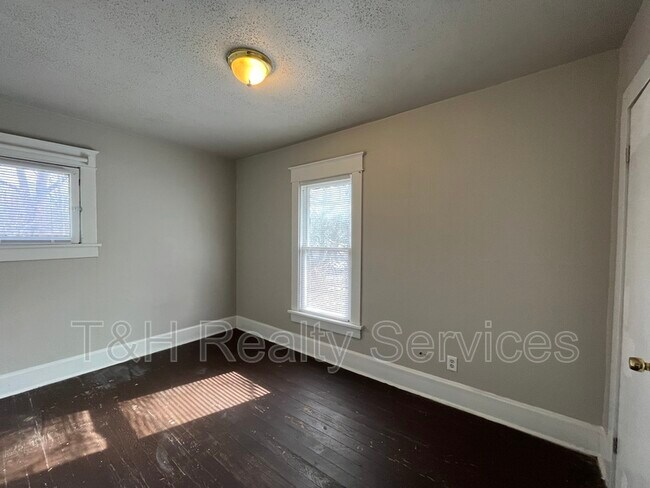 Building Photo - 417 N Rural St