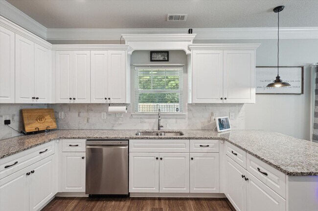 Building Photo - Spacious 4BR Home with Screened Porch & Fenced Yard in Effingham