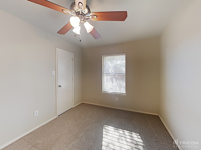 Building Photo - 1013 Meadowbend Dr