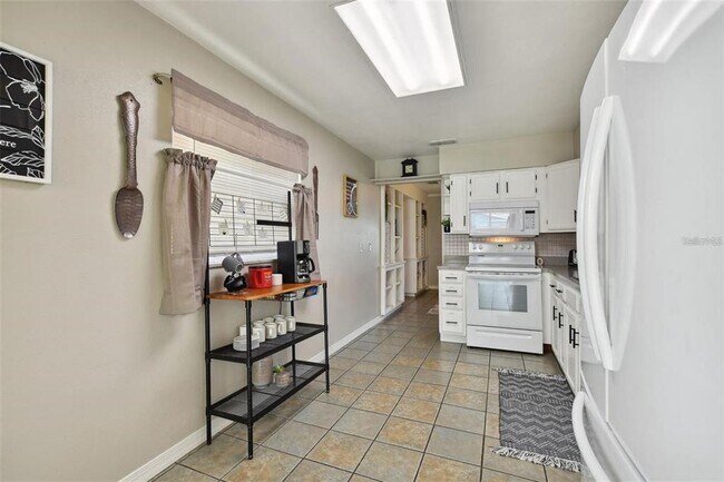 Building Photo - 4818 Holiday Dr