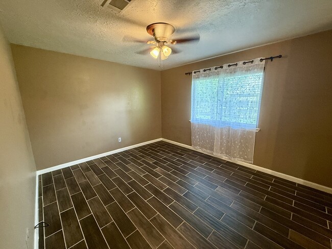 Building Photo - 9407 Pinole Ln