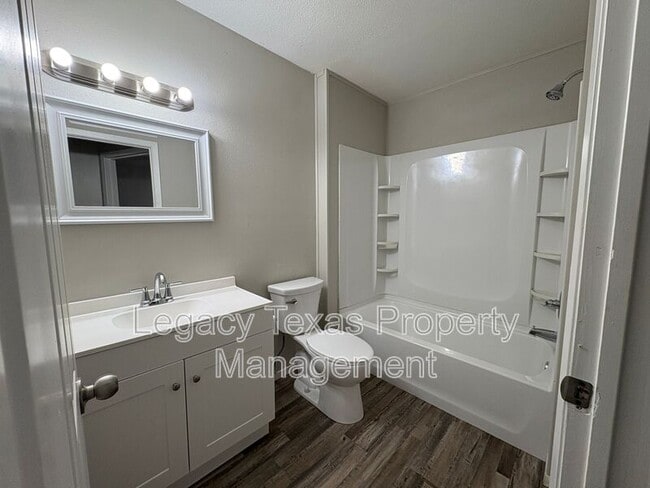 Building Photo - 1410 Courtney Pl