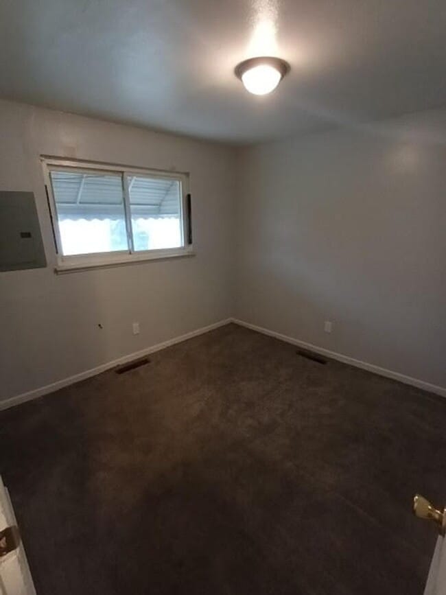 Building Photo - Cozy 2 bedroom 1 bathroom brick ranch