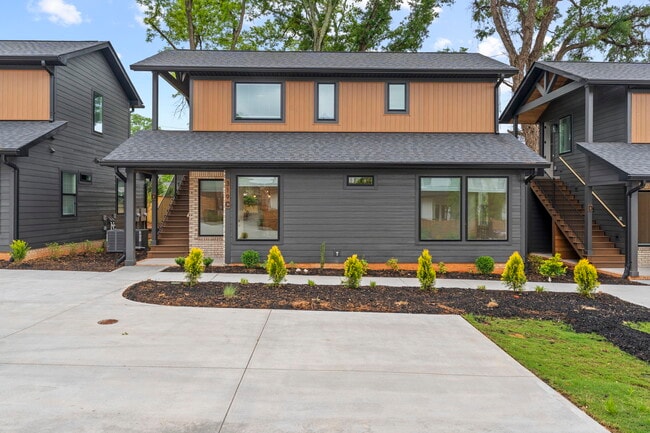 Building Photo - Medford Mews, Carriage House 319