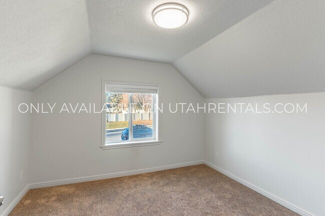 Building Photo - 976 Briar Ave