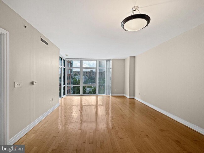 Building Photo - 8220 Crestwood Heights Dr