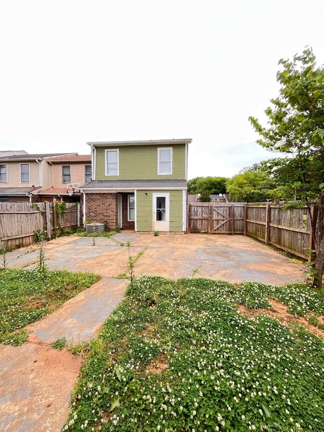 Building Photo - Charming 3-bedroom, 2-bath townhouse