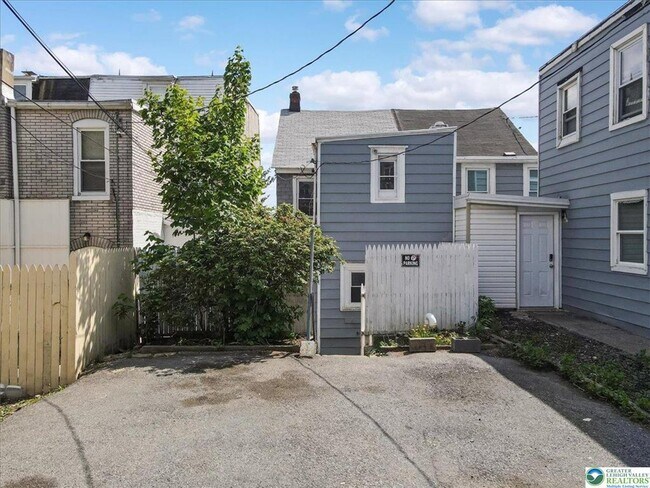 Building Photo - 841 Jackson St