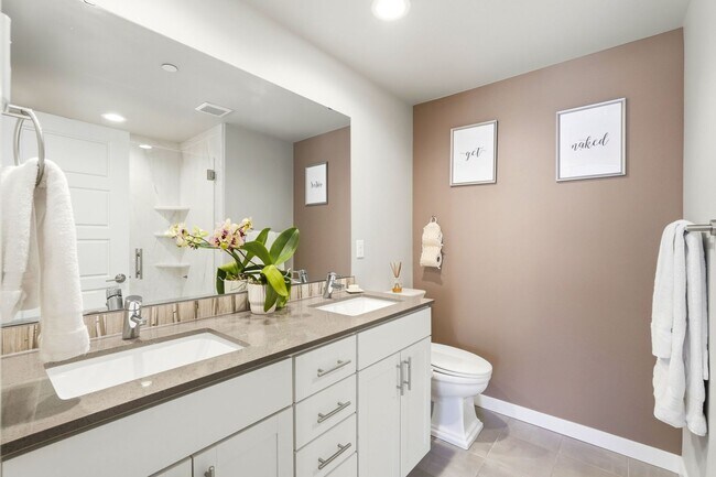 Building Photo - GORGEOUS Edmonds 2 Bedroom Primary Suites - Plus Flex Space