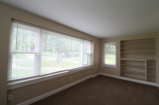 Building Photo - Remodeled 2 Bedroom 1 Bath Duplex Blocks F...