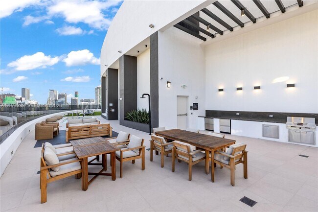 Building Photo - 225 N Miami Ave