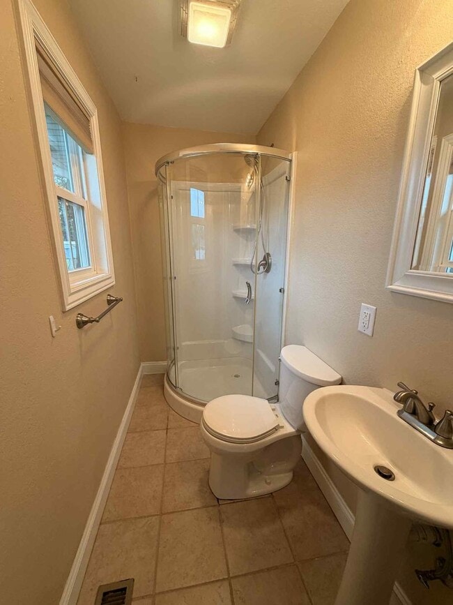 Building Photo - HOLIDAY SPECIAL: HALF OFF FIRST MONTH RENT!!! BEAUTIFUL 3 BEDROOM / 2 BATHROOM HOME IN JOPLIN MO-...