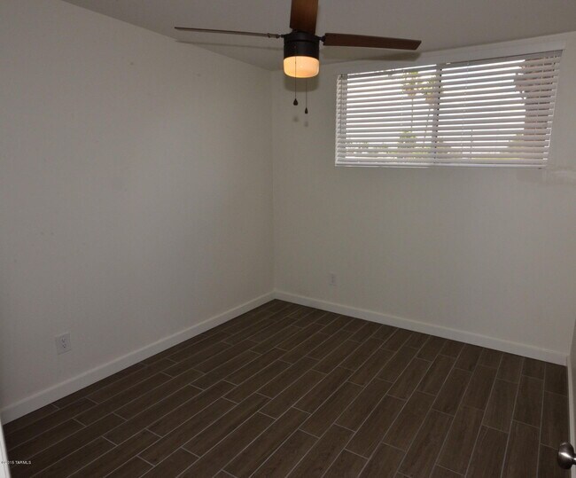 Building Photo - 614 N Medford Dr