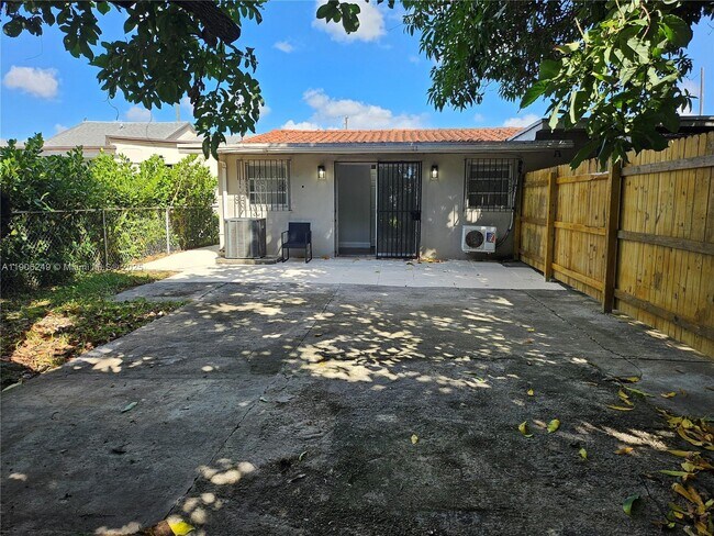 Building Photo - 7418 SW 21st St