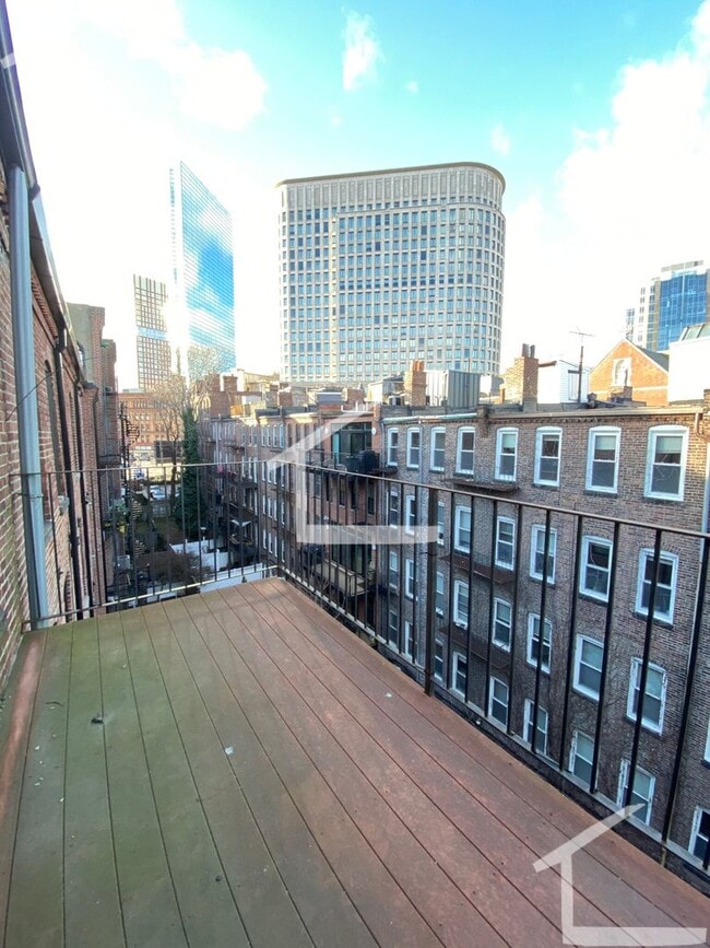 Building Photo - TOP FLOOR 2 BED 2 FLOORS + Private Rooftop Deck!!! Available 9/1/26