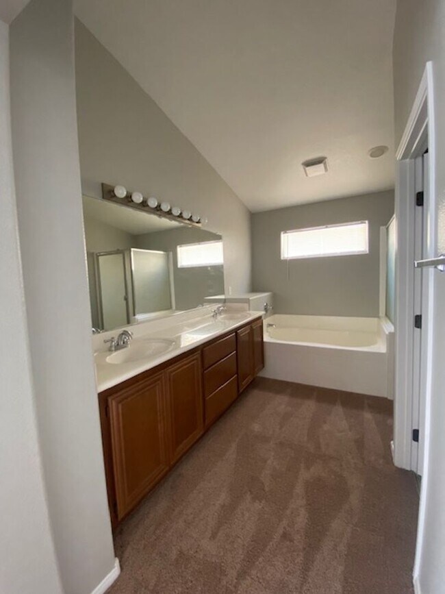 Building Photo - Southern Highlands 4 Bedroom- Single Famil...