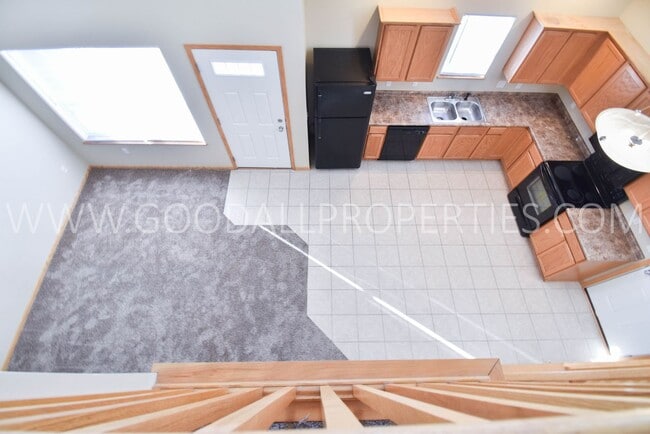 Building Photo - Spacious 3 Bedroom townhome with loft in Urbandale