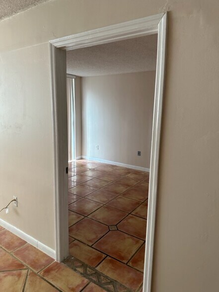 Building Photo - 1300 NE Miami Gardens Dr