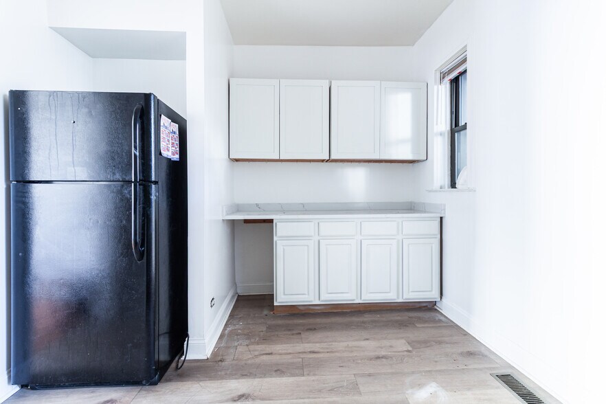 Building Photo - 910 W Belle Plaine Ave