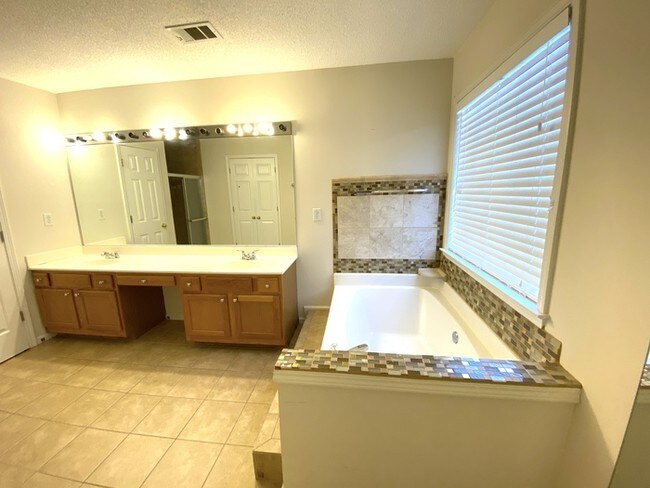 Building Photo - Beautiful house with finished basement