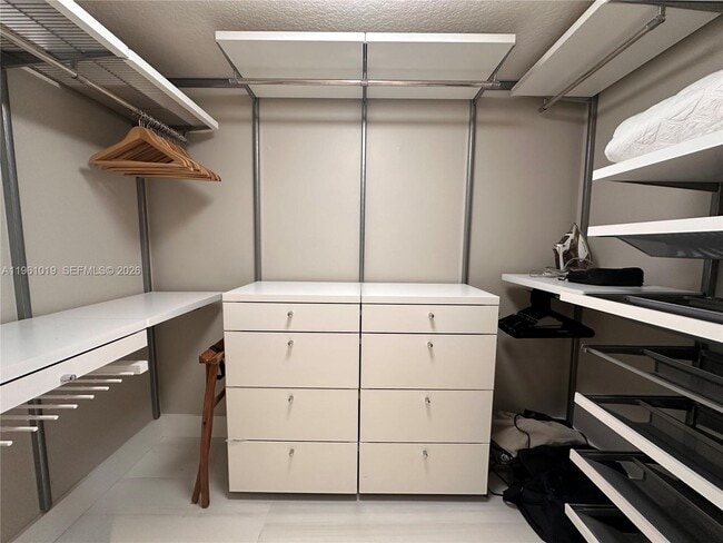 Building Photo - 1800 N Bayshore Dr