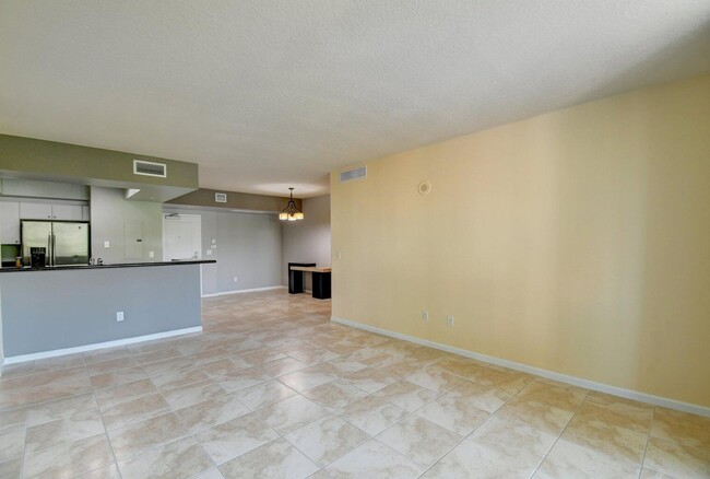 Building Photo - 403 S Sapodilla Ave