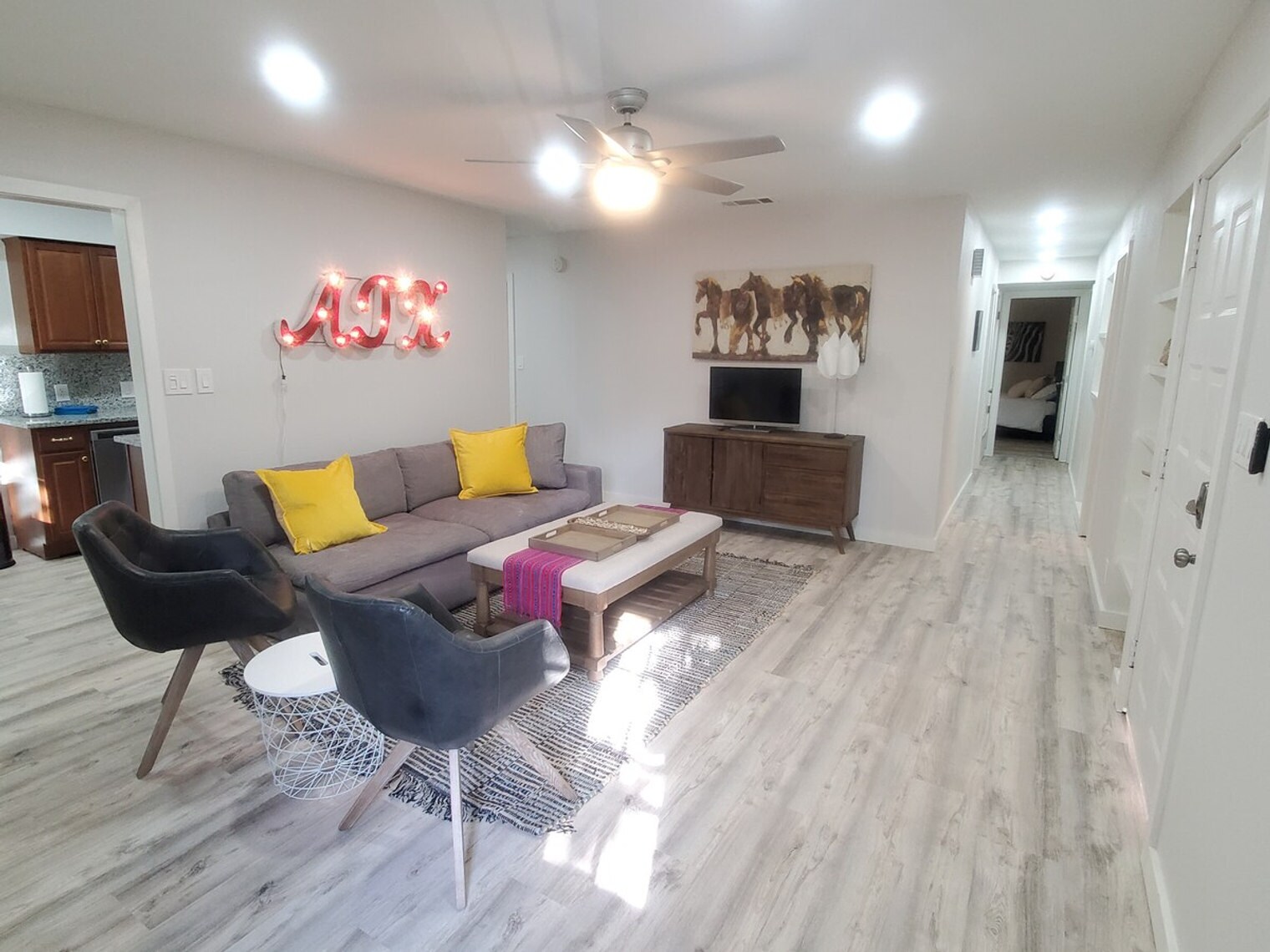 Building Photo - 2501 Parker Ln