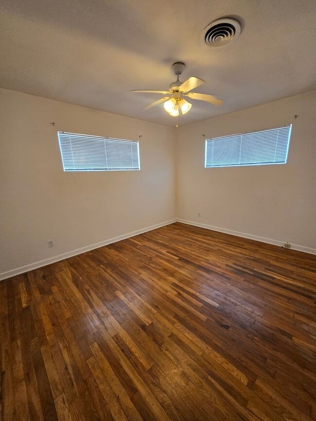 Building Photo - 2BD/1 BA Duplex