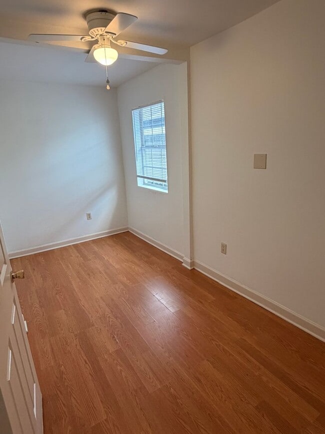 Building Photo - Large 2/3BD AND 2 FULL BATHS