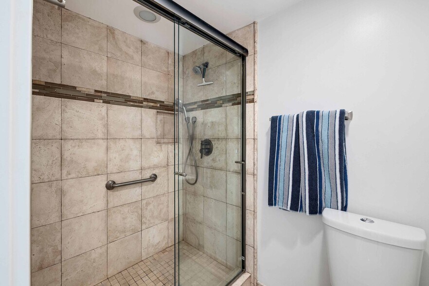 Building Photo - 255 Valley Dr