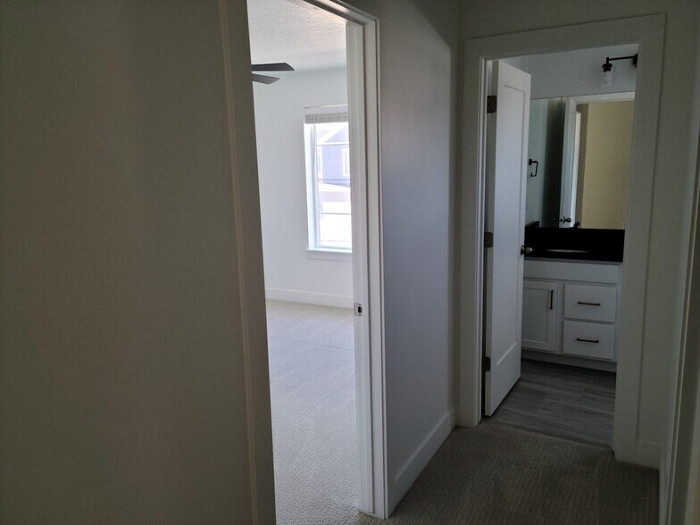 Building Photo - 1544 W 250 N