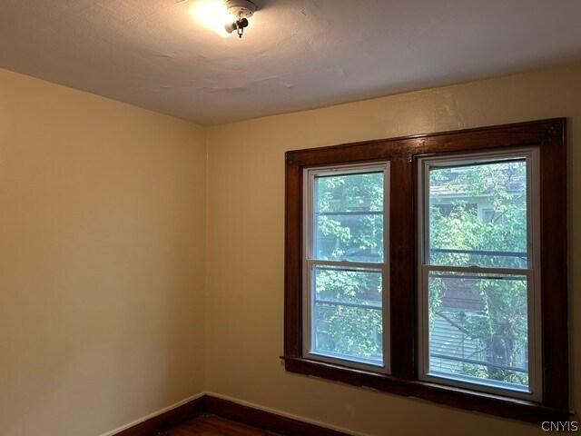 Building Photo - 439 Valley S Dr