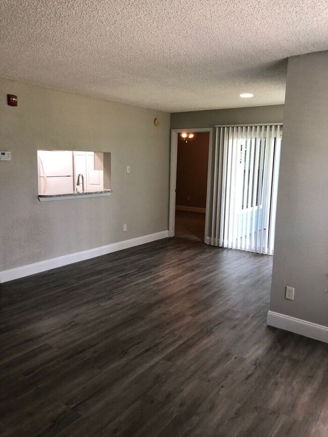 Building Photo - LIKE NEW!!!! 2 Bedroom/2 Bath Condo!! Avai...