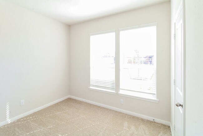 Building Photo - 405 Polly Grv Dr