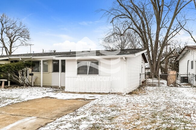 Building Photo - 690 Loyola Dr