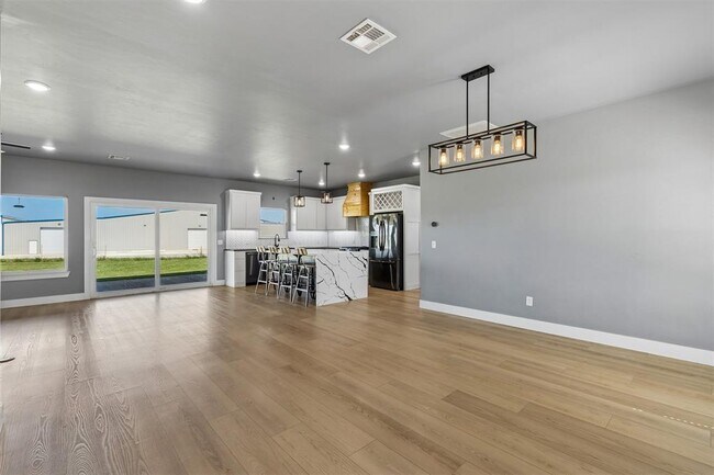 Building Photo - 4930 Meadow Dr