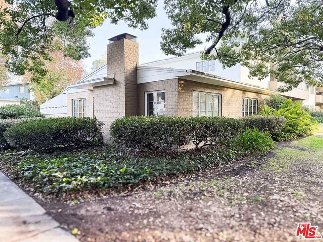 Building Photo - 5243 Village Green