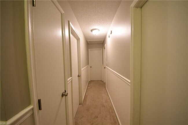 Building Photo - 1549 River Creek Crescent