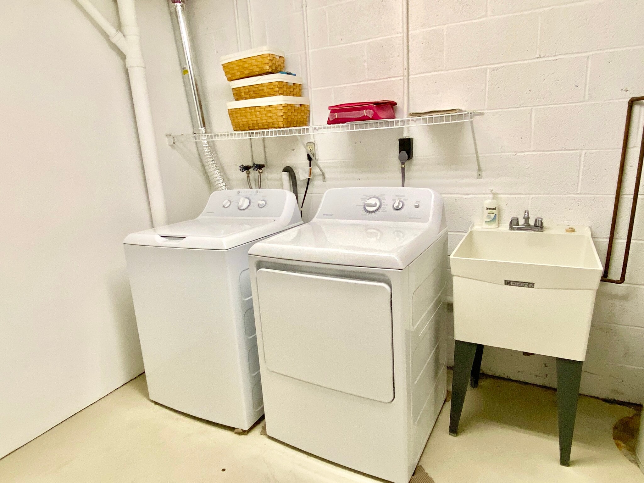 Laundry room - 1984 Cricklewood Cv