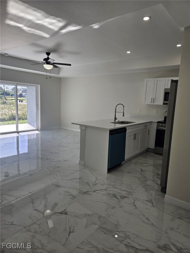 Building Photo - 399 Carrillon Ave S