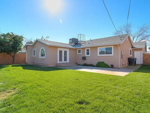 Building Photo - An attractive 3 bedroom, 2 bath, 1352 square foot home is now available for rent
