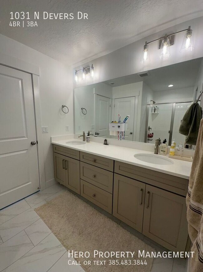 Building Photo - 1031 Devers Dr