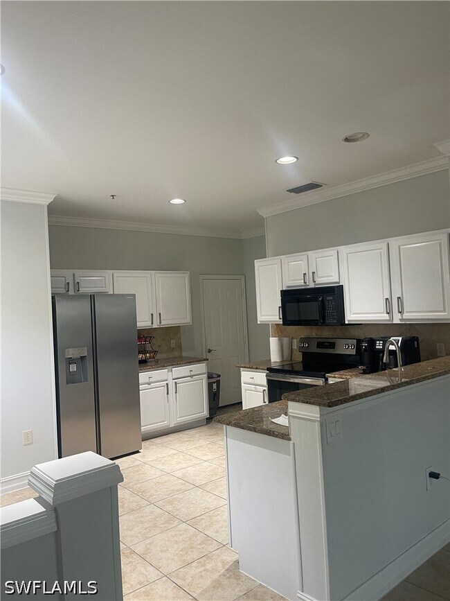 Building Photo - 884 Hampton Cir